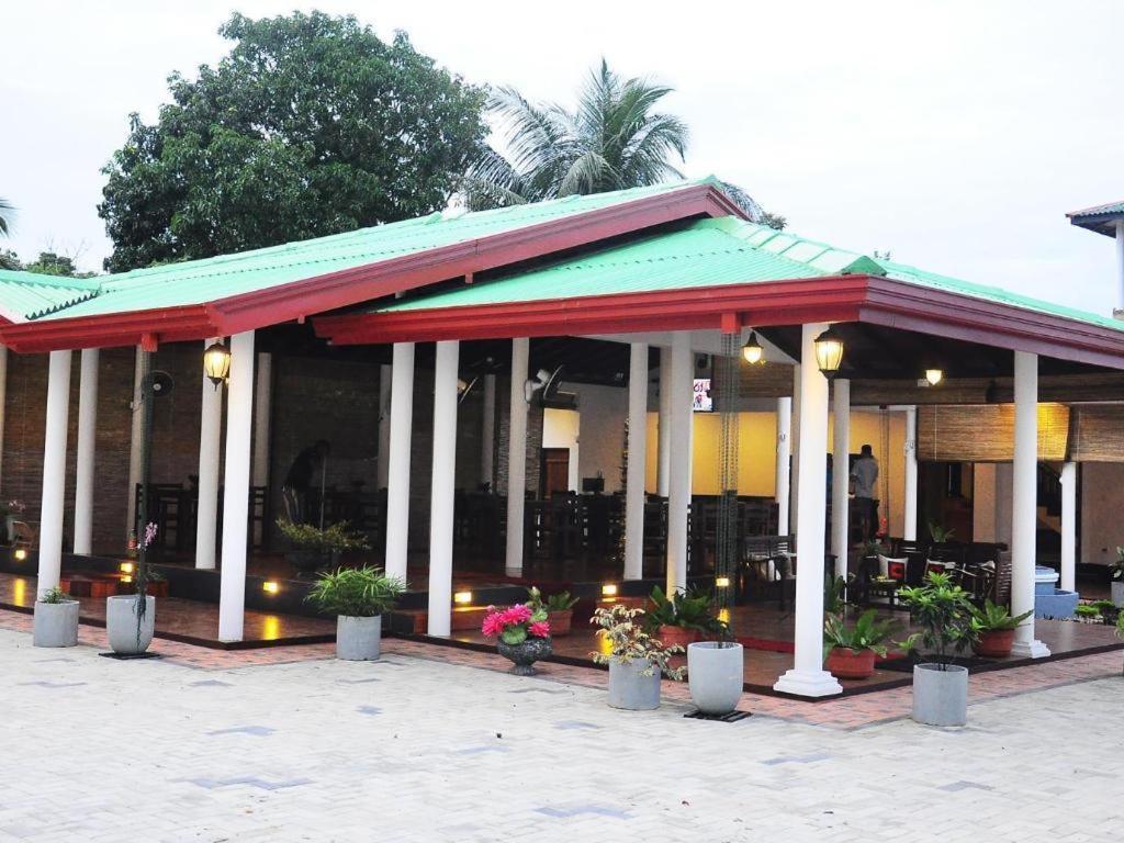 Sihilro Regency Hotel Udawalawe Bagian luar foto